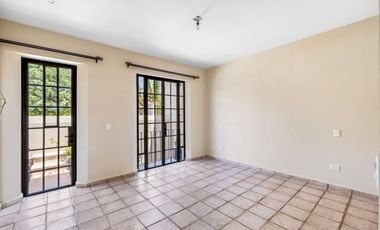 Casa Verdeagua, con Espacios Versátiles y Estilo Único