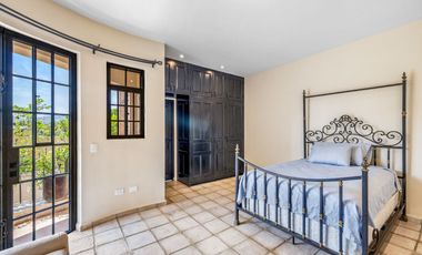 Casa Verdeagua, con Espacios Versátiles y Estilo Único
