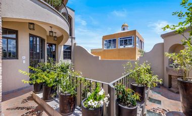 Casa Verdeagua, con Espacios Versátiles y Estilo Único