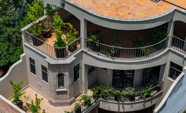 Casa Verdeagua, con Espacios Versátiles y Estilo Único