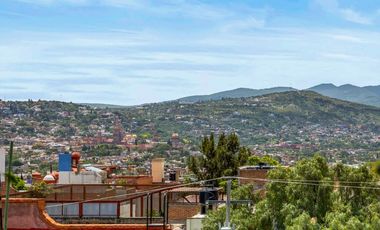 Casa Verdeagua, con Espacios Versátiles y Estilo Único