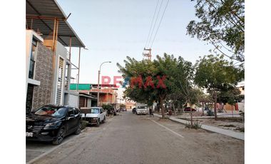 Venta De Casa Dos Pisos En Urb.La Planicie//ID:1151355