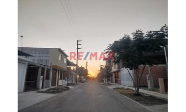 Venta De Casa Dos Pisos En Urb.La Planicie//ID:1151355