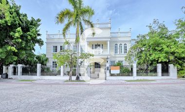 Casa en Venta en Cancun en Residencial Lagos del Sol con 5 Recámaras