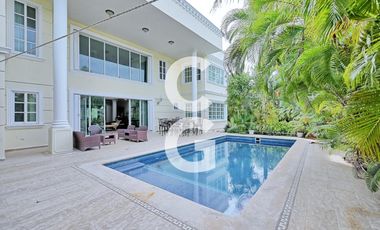 Casa en Venta en Cancun en Residencial Lagos del Sol con 5 Recámaras