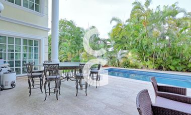 Casa en Venta en Cancun en Residencial Lagos del Sol con 5 Recámaras