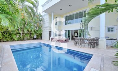 Casa en Venta en Cancun en Residencial Lagos del Sol con 5 Recámaras