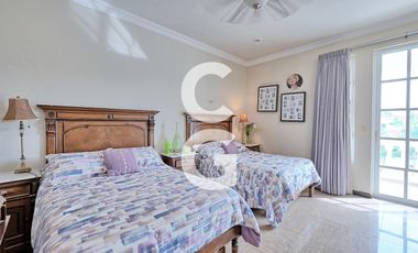 Casa en Venta en Cancun en Residencial Lagos del Sol con 5 Recámaras