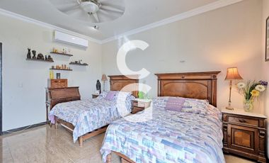Casa en Venta en Cancun en Residencial Lagos del Sol con 5 Recámaras