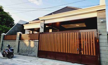 Rumah Mewah Luas 280m² Gress Garasi 4 Mobil Finishing Solo Kota