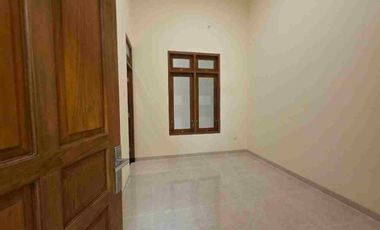 Rumah Mewah Luas 280m² Gress Garasi 4 Mobil Finishing Solo Kota