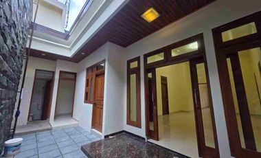 Rumah Mewah Luas 280m² Gress Garasi 4 Mobil Finishing Solo Kota