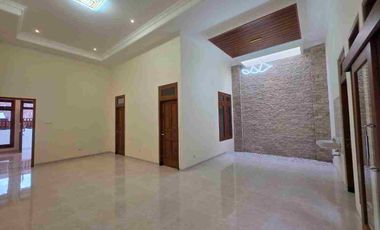 Rumah Mewah Luas 280m² Gress Garasi 4 Mobil Finishing Solo Kota
