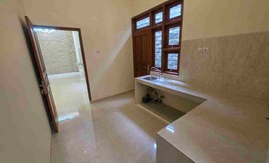 Rumah Mewah Luas 280m² Gress Garasi 4 Mobil Finishing Solo Kota