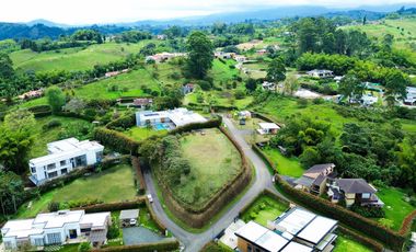 Extraordinario lote con 2490 m2 en la Vía Armenia en Condominio Campestre con vista al bosque Nativo. Pereira - Colombia.