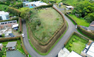 Extraordinario lote con 2490 m2 en la Vía Armenia en Condominio Campestre con vista al bosque Nativo. Pereira - Colombia.