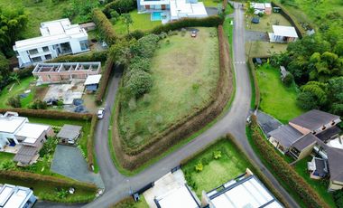 Extraordinario lote con 2490 m2 en la Vía Armenia en Condominio Campestre con vista al bosque Nativo. Pereira - Colombia.