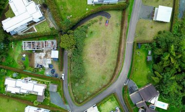 Extraordinario lote con 2490 m2 en la Vía Armenia en Condominio Campestre con vista al bosque Nativo. Pereira - Colombia.