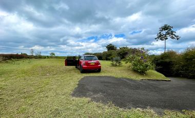 Extraordinario lote con 2490 m2 en la Vía Armenia en Condominio Campestre con vista al bosque Nativo. Pereira - Colombia.