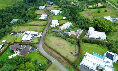 Extraordinario lote con 2490 m2 en la Vía Armenia en Condominio Campestre con vista al bosque Nativo. Pereira - Colombia.