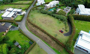 Extraordinario lote con 2490 m2 en la Vía Armenia en Condominio Campestre con vista al bosque Nativo. Pereira - Colombia.