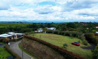 Extraordinario lote con 2490 m2 en la Vía Armenia en Condominio Campestre con vista al bosque Nativo. Pereira - Colombia.