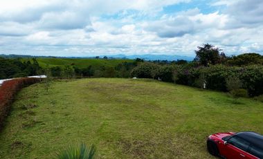 Extraordinario lote con 2490 m2 en la Vía Armenia en Condominio Campestre con vista al bosque Nativo. Pereira - Colombia.