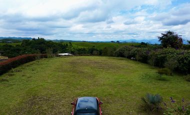 Extraordinario lote con 2490 m2 en la Vía Armenia en Condominio Campestre con vista al bosque Nativo. Pereira - Colombia.