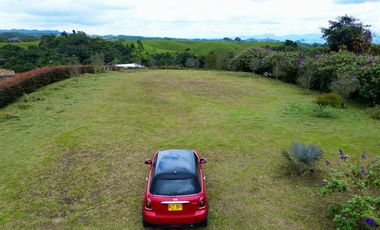 Extraordinario lote con 2490 m2 en la Vía Armenia en Condominio Campestre con vista al bosque Nativo. Pereira - Colombia.