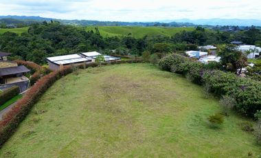 Extraordinario lote con 2490 m2 en la Vía Armenia en Condominio Campestre con vista al bosque Nativo. Pereira - Colombia.