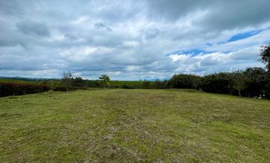 Extraordinario lote con 2490 m2 en la Vía Armenia en Condominio Campestre con vista al bosque Nativo. Pereira - Colombia.