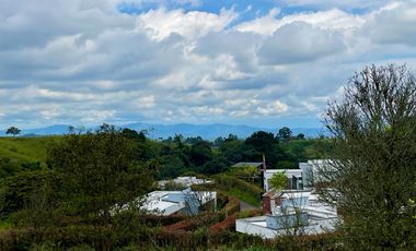 Extraordinario lote con 2490 m2 en la Vía Armenia en Condominio Campestre con vista al bosque Nativo. Pereira - Colombia.