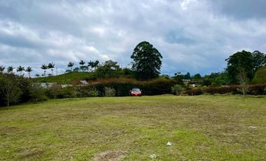 Extraordinario lote con 2490 m2 en la Vía Armenia en Condominio Campestre con vista al bosque Nativo. Pereira - Colombia.