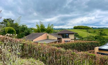 Extraordinario lote con 2490 m2 en la Vía Armenia en Condominio Campestre con vista al bosque Nativo. Pereira - Colombia.