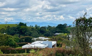 Extraordinario lote con 2490 m2 en la Vía Armenia en Condominio Campestre con vista al bosque Nativo. Pereira - Colombia.
