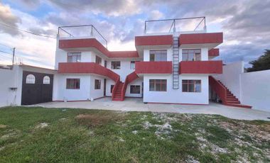 Se vende propiedad con 6 departamentos y 370m2 a dos cuadras del Parque Vinicio Castilla en la Col. Volcanes.