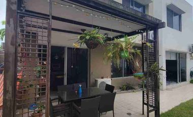 En venta amplia casa esquinera en Urbanización Terrasol, Km, 5 via a Samborondón