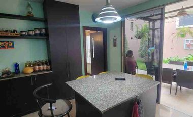 En venta amplia casa esquinera en Urbanización Terrasol, Km, 5 via a Samborondón