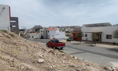 PUERTA DE HIERRO, TERRENO CON EXCELENTE VISTA A LA PRESA EN FRACCIONAMIENTO CERRADO