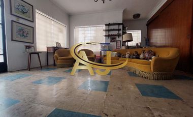 Hermosa casa a una cuadra del Malecón de Chorrillos.