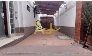 Hermosa casa a una cuadra del Malecón de Chorrillos.