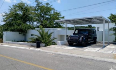 Casa con alberca en Club de Golf