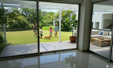 Casa con alberca en Club de Golf