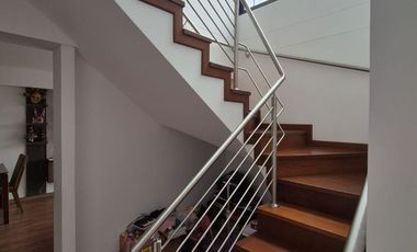 DEPARTAMENTO DÚPLEX EN SAN BORJA – AMPLIO Y LISTO PARA VIVIR/VISTA EXTERNA 4 DORMITORIOS Y BALCON