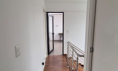 DEPARTAMENTO DÚPLEX EN SAN BORJA – AMPLIO Y LISTO PARA VIVIR/VISTA EXTERNA 4 DORMITORIOS Y BALCON