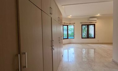 Sewa Rumah di Kemang Jakarta Selatan ada Kolam Renang