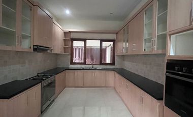 Sewa Rumah di Kemang Jakarta Selatan ada Kolam Renang