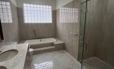 Sewa Rumah di Kemang Jakarta Selatan ada Kolam Renang