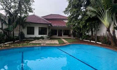 Sewa Rumah di Kemang Jakarta Selatan ada Kolam Renang