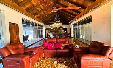 𝗙𝗼𝗿 𝗦𝗮𝗹𝗲: 𝗕𝗮𝗹𝗶𝗻𝗲𝘀𝗲-𝗜𝗻𝘀𝗽𝗶𝗿𝗲𝗱 𝗨𝗿𝗯𝗮𝗻 𝗩𝗶𝗹𝗹𝗮 𝗶𝗻 𝗗𝘂𝗺𝗮𝗴𝘂𝗲𝘁𝗲 𝗖𝗶𝘁𝘆